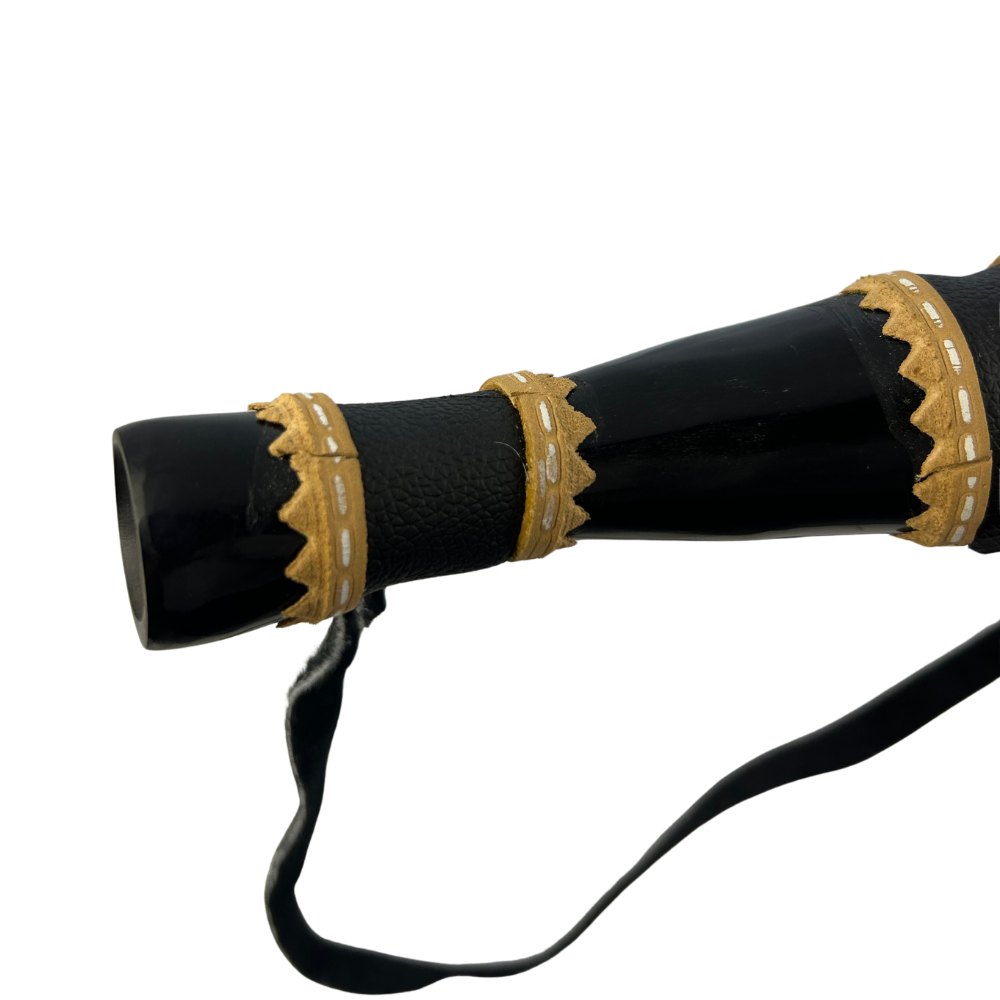 Berrante Artesanal em Chifre de Boi Natural - Acabamento em Couro com Detalhes Dourados - Tradição Gaúcha