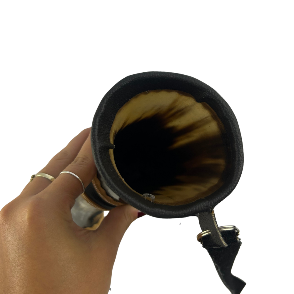 Berrante Artesanal em Chifre de Boi Natural - Acabamento em Couro com Detalhes Dourados - Tradição Gaúcha