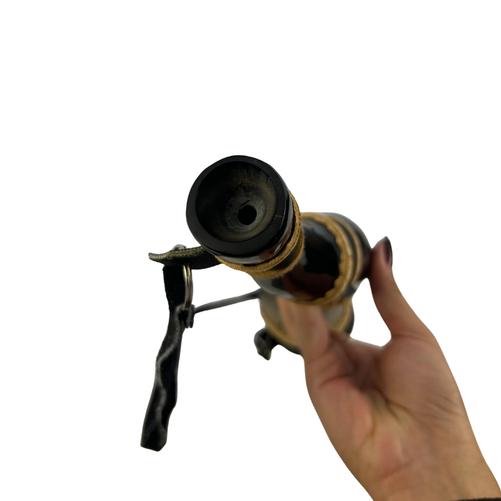 Berrante Artesanal em Chifre de Boi Natural - Acabamento em Couro com Detalhes Dourados - Tradição Gaúcha