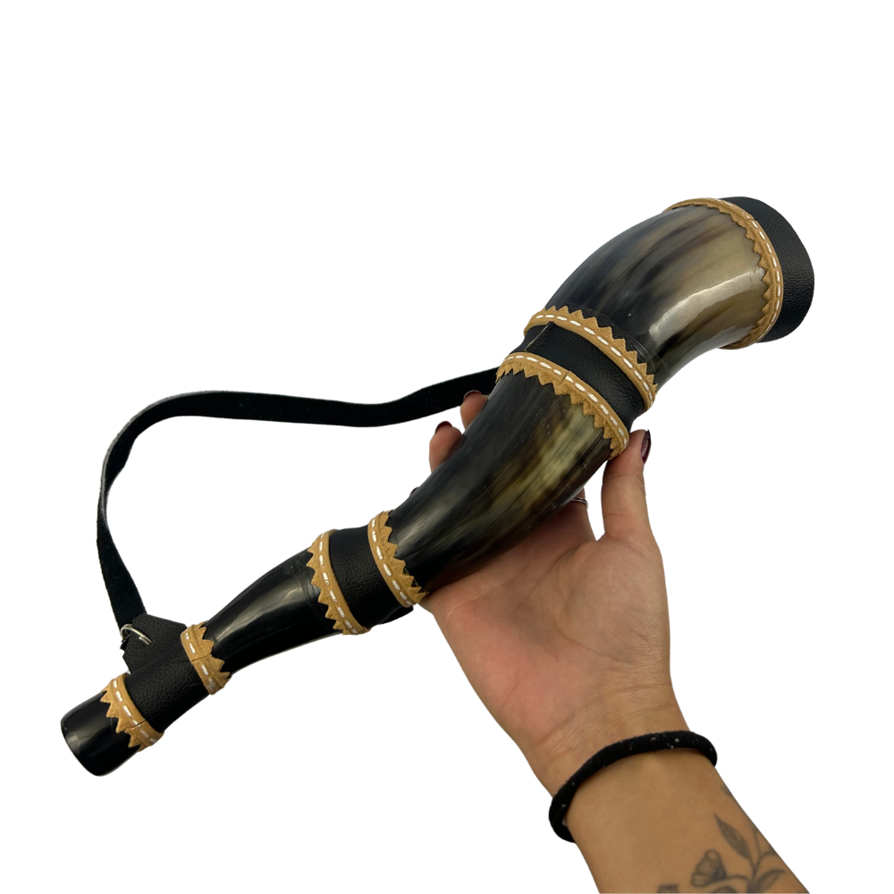 Berrante Artesanal em Chifre de Boi Natural - Acabamento em Couro com Detalhes Dourados - Tradição Gaúcha