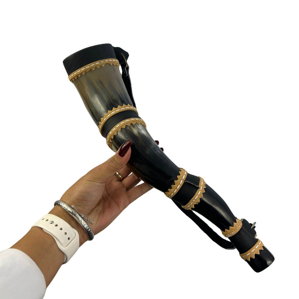 Berrante Artesanal em Chifre de Boi Natural - Acabamento em Couro com Detalhes Dourados - Tradição Gaúcha